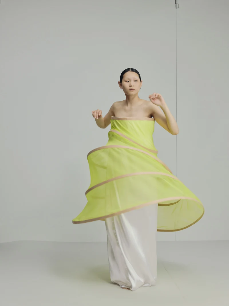 Look 03, moving view