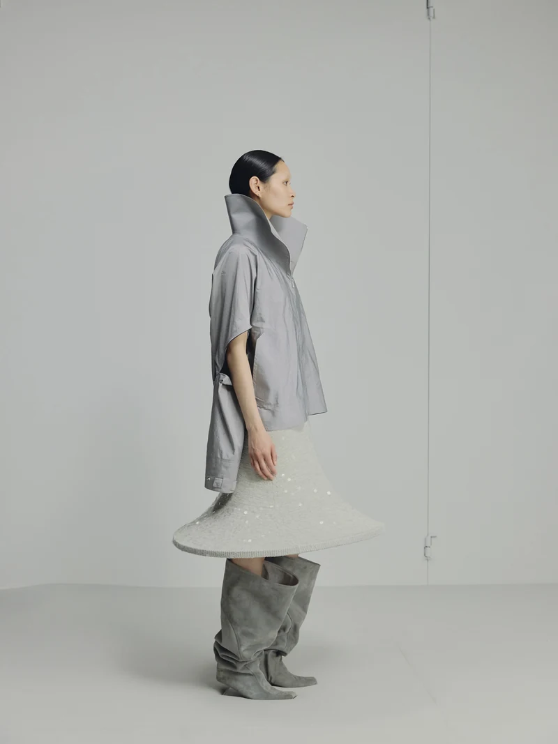Look 04, side view