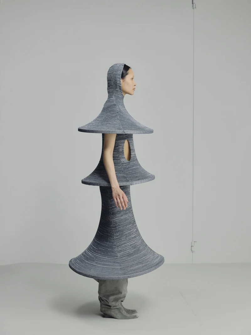 Look 05, side view