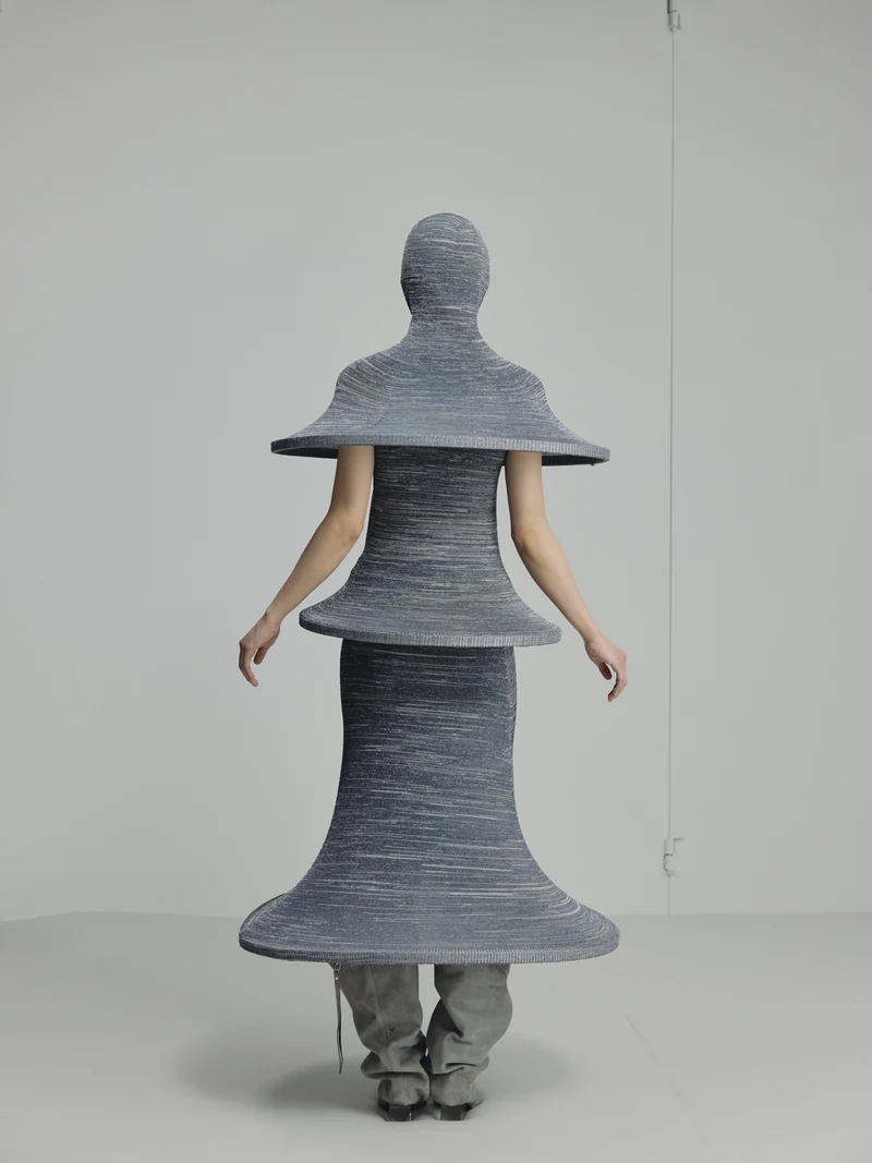 Look 05, back view